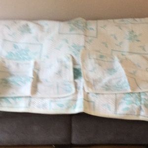 Queen size 3 pieces bedspread